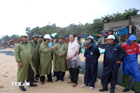 Đoàn công tác của Ban Chỉ đạo Trung ương về phòng, chống thiên tai kiểm tra công tác ứng phó bão số 9 tại Bình Thuận. (Ảnh: Nguyễn Thanh/TTXVN)