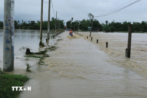 Mưa lớn gây ngập lụt, nước tràn qua các tuyến đường, đập tràn tại xã Suối Hiệp, huyện Diên Khánh, tỉnh Khánh Hòa trong sáng 25/11. (Ảnh: Phan Sáu/TTXVN)