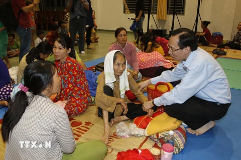 Ông Lê Thanh Liêm, Phó Chủ tịch thường trực Ủy ban Nhân dân Thành phố Hồ Chí Minh thăm nơi ở người dân trú bão xã Long Hòa tại huyện Cần Giờ, tối 24/11. (Ảnh: Hoàng Hải/TTXVN)