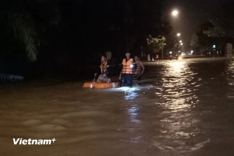 Mưa lớn gây ngập trên đường Nguyễn Văn Cừ, phường Chánh Mỹ, Thủ Dầu Một. (Ảnh: Hải Âu/TTXVN)