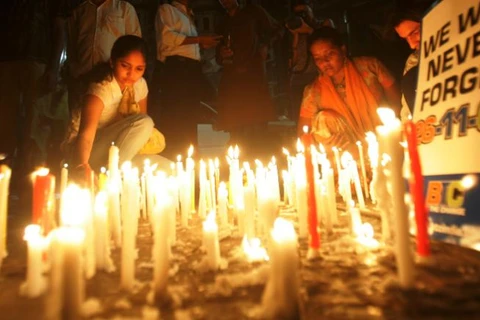 Thắp nến tưởng nhỡ các nạn nhân thiệt mạng trong vụ khủng bố ở Mumbai, năm 2008. (Nguồn: Getty Images)