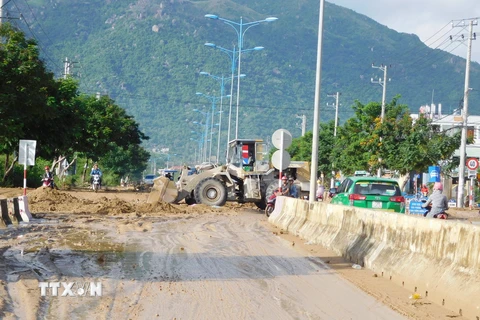 Tuyến đường Nguyễn Tất Thành đi sân bay Cam Ranh bị ngập nước và đất đá sạt lở ngày 18/11 đã được thông tuyến một bên. (Ảnh: Phan Sáu /TTXVN)