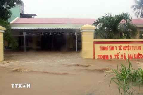 Trạm Y tế xã An Hiệp (huyện Tuy An) bị ngập sâu trong nước lũ. (Ảnh: Thế Lập/TTXVN)