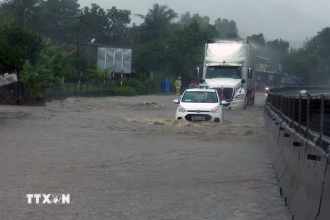 Quốc lộ 1 (đoạn qua địa phận thị trấn Chí Thạnh, huyện Tuy An) bị ngập sâu. (Ảnh: Xuân Triệu/TTXVN)