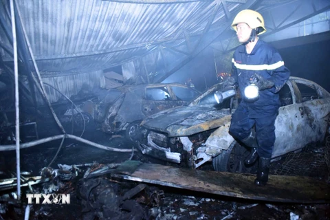 Hình ảnh hiện trường vụ cháy lớn thiêu rụi gara ôtô ở Nam Trung Yên 