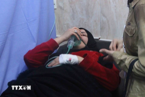 Điều trị cho nạn nhân bị thương sau một vụ tấn công ở Aleppo, Syria ngày 24/11/2018. (Nguồn: THX/ TTXVN)