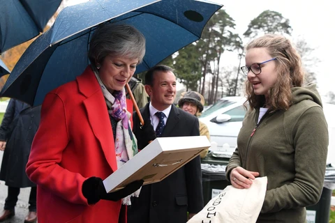 Thủ tướng Anh Theresa May gặp gỡ người dân ở Builth Wells, xứ Wales. (Nguồn: Reuters)