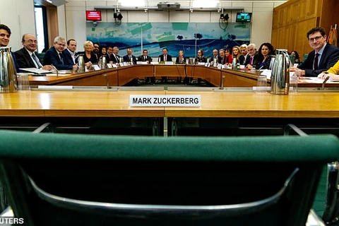 Chiếc ghế để dành cho Mark Zuckerberg bị bỏ trống trong phiên điều trần. (Nguồn: Reuters)