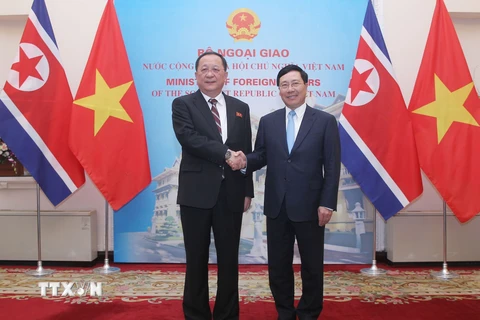 Phó Thủ tướng, Bộ trưởng Bộ Ngoại giao Phạm Bình Minh đón Bộ trưởng Bộ Ngoại giao Triều Tiên Ri Yong Ho. (Ảnh: Lâm Khánh/TTXVN)