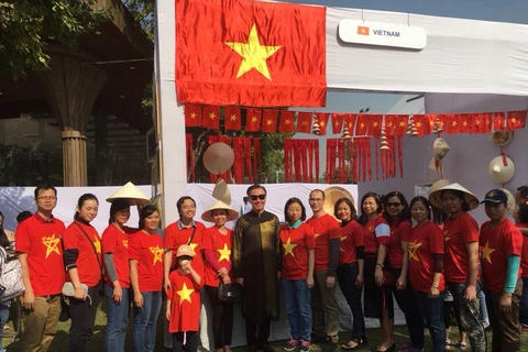 Đại sứ Phạm Sanh Châu (mặc áo dài) chụp anh chung với cán bộ, nhân viên đại sứ quán Việt Nam trước gian hàng Việt Nam ở hội chợ. (Nguồn: Vietnam Embassy Delhi/Facebook)