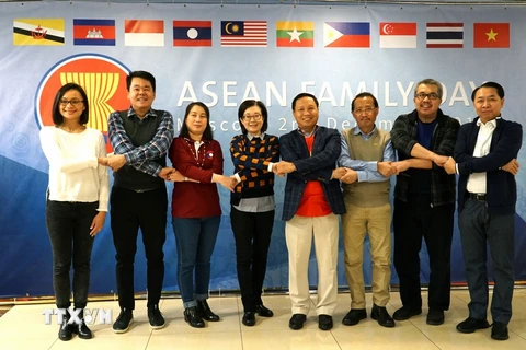Các Đại sứ và Đại biện Đại sứ quán các nước ASEAN tại Moskva chụp ảnh kỷ niệm. (Ảnh: Tâm Hằng/TTXVN)