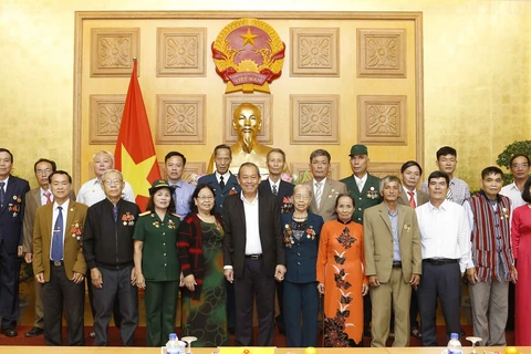 Phó Thủ tướng Trương Hòa Bình và Đoàn người có công tỉnh Quảng Trị. (Nguồn: chinhphu.vn)