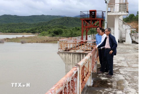 Lãnh đạo Sở Nông nghiệp và Phát triển nông thôn tỉnh Ninh Thuận kiểm tra tình hình lượng nước ở hồ Sông Biêu, huyện Thuận Nam. (Ảnh: Công Thử/TTXVN)