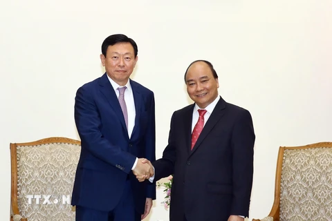 Thủ tướng Nguyễn Xuân Phúc tiếp ông Shin Dong Bin, Chủ tịch Tập đoàn Lotte. (Ảnh; Thống Nhất/TTXVN)