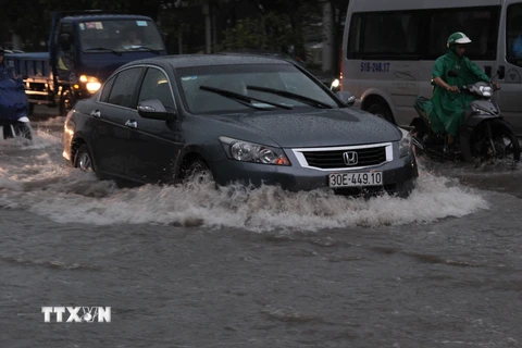 Các phương tiện lưu thông trong tình trạng ngập nước mỗi khi mưa lớn tại đường Nguyễn Hữu Cảnh, quận Bình Thạnh. (Ảnh: Xuân Dự/TTXVN)