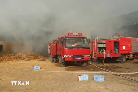 Hơn 100 cán bộ và 7 xe chữa cháy đã được điều động đến hiện trường. (Ảnh: Nguyễn Oanh/TTXVN)