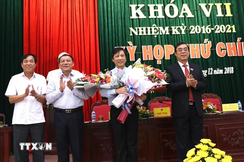 Lãnh đạo tỉnh Quảng Trị tặng hoa chúc mừng ông Hoàng Nam được Hội đồng Nhân dân bầu làm Phó Chủ tịch Ủy ban Nhân dân tỉnh. (Ảnh: Nguyên Lý/TTXVN)