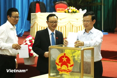 Các đại biểu Hội đồng Nhân dân tỉnh tiến hành bỏ phiếu tín nhiệm các chức danh do Hội đồng Nhân dân tỉnh bầu. (Ảnh: Minh Tâm/Vietnam+)