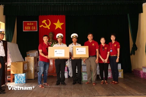 Kiều bào ở Hàn Quốc tặng quà cho các bộ, chiến sỹ trên đảo Sơn Ca. (Ảnh: Minh Hằng/Vietnam+)