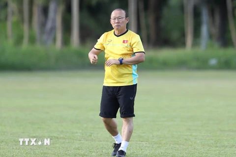 Huấn luyện viên tuyển Việt Nam Park Hang Seo trên sân tập. (Ảnh: Hoàng Linh/TTXVN)