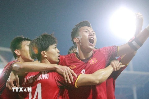 Các cầu thủ đội tuyển Việt Nam ăn mừng bàn thắng ghi vào lưới đội tuyển Philippines. (Ảnh: Trọng Đạt/TTXVN)
