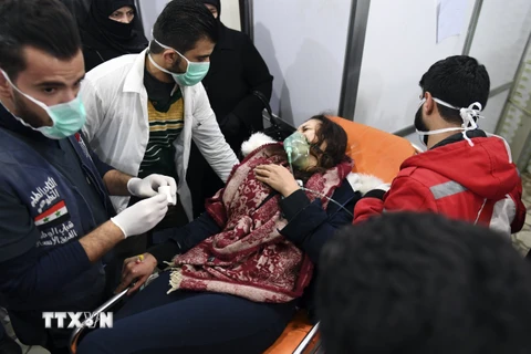Điều trị cho nạn nhân bị thương trong vụ tấn công tại Aleppo, Syria ngày 24/11/2018. (Nguồn: AFP/TTXVN)