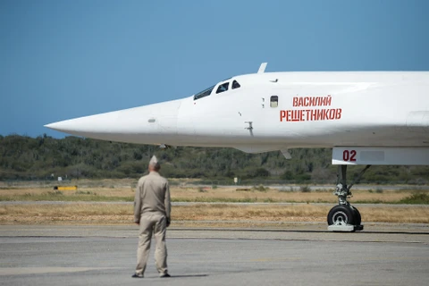 Máy bay ném bom TU-160 hạ cánh xuống sân bay quốc tế của Caracas, ngày 10/12. (Nguồn: AFP)