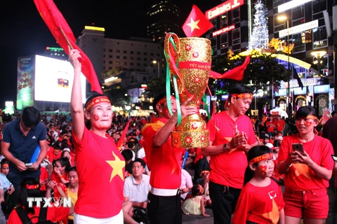 Người hâm mộ bóng đá trên phố đi bộ Nguyễn Huệ. (Ảnh: Xuân Dự/TTXVN)
