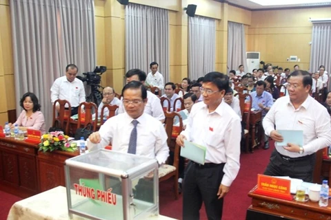 Đại biểu Hội đồng Nhân dân tỉnh Quảng Ngãi bỏ phiếu tín nhiệm các chức danh do Hội đồng Nhân dân tỉnh bầu. (Nguồn: quangngai.gov.vn)