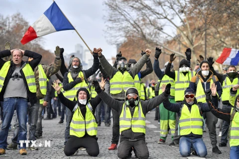 Người biểu tình "Áo vàng" phản đối chi phí sinh hoạt đắt đỏ tại Paris, Pháp ngày 8/12/2018. (Nguồn: THX/TTXVN)