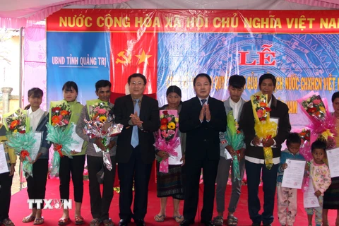 Quang cảnh lễ trao Quyết định của Chủ tịch nước cho nhập Quốc địch Việt Nam đối với 119 người Lào đang sinh sống tại xã A Dơi. (Ảnh: Trịnh Bang Nhiệm/TTXVN)