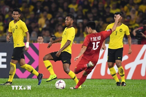 Pha ghi bàn của cầu thủ Việt Nam Phạm Đức Huy vào lưới Malaysia trong trận lượt đi chung kết AFF Suzuki Cup 2018, Kuala Lumpur, Malaysia ngày 11/12. (Nguồn: AFP/TTXVN)