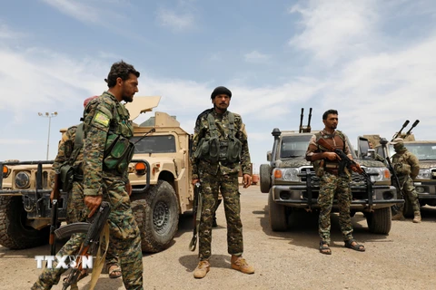 Ảnh tư liệu: Các thành viên SDF trong chiến dịch chống IS gần Abu Kamal, tỉnh Deir Ezzor, miền đông Syria ngày 1/5/2018. (Nguồn: AFP/TTXVN)