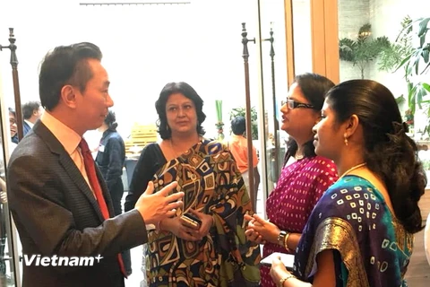 Đại sứ Phạm Sanh Châu tiếp xúc với đại diện các hãng du lịch. (Ảnh: Huy Lê/Vietnam+)