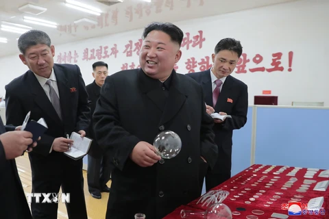 Ảnh tư liệu: Nhà lãnh đạo Triều Tiên Kim Jong-un thăm nhà máy sản xuất kính Taegwan ở tỉnh Bắc Pyongan ngày 18/11/2018. (Nguồn: YONHAP/TTXVN)
