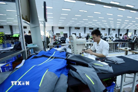 Sản xuất hàng may mặc tại Công ty may Kydo Việt Nam (Hưng Yên). (Ảnh: Phạm Kiên/TTXVN)
