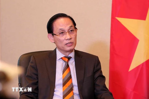 Thứ trưởng Bộ Ngoại giao Lê Hoài Trung trả lời phỏng vấn các cơ quan Thông tấn báo chí. (Ảnh: Văn Điệp/TTXVN)