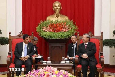 Ông Trần Quốc Vượng, Ủy viên Bộ Chính trị, Thường trực Ban Bí thư tiếp ngài U Than Htay, Chủ tịch Đảng Đoàn kết và Phát triển Liên bang Myanmar thăm Việt Nam. (Ảnh: Phương Hoa/TTXVN)