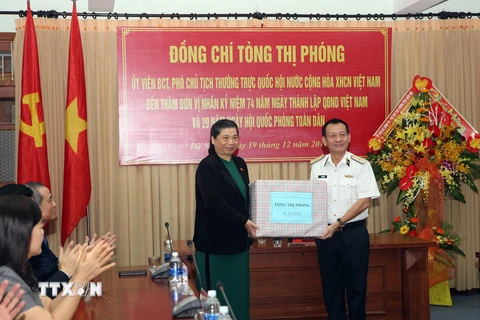 Phó Chủ tịch thường trực Quốc hội Tòng Thị Phóng tặng quà cho cán bộ, chiến sỹ Bộ Tư lệnh Vùng 3 Hải quân. (Ảnh: Trần Lê Lâm/TTXVN)