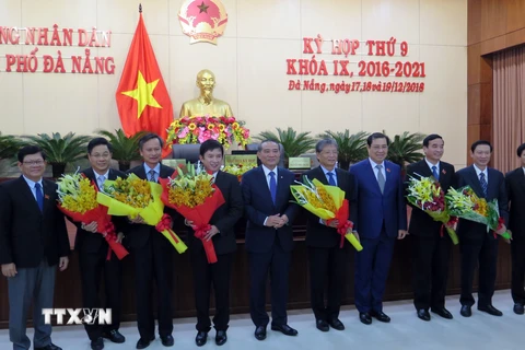 Lãnh đạo thành phố Đà Nẵng tặng hoa cho các đại biểu được bầu lần này cũng như các đại biểu đã hoàn thành nhiệm vụ. (Ảnh: Nguyễn Sơn/TTXVN)