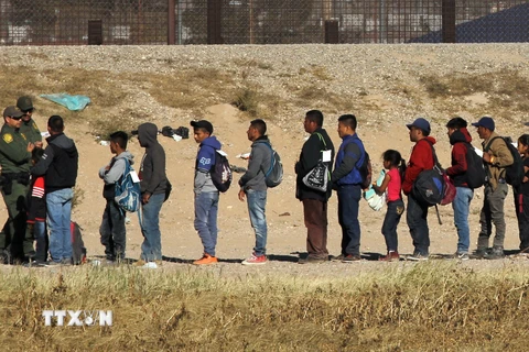 Người di cư Trung Mỹ chờ xin tị nạn vào Mỹ tại Ciudad Juarez, biên giới Mỹ-Mexico ngày 3/12/2018. (Nguồn: AFP/TTXVN)