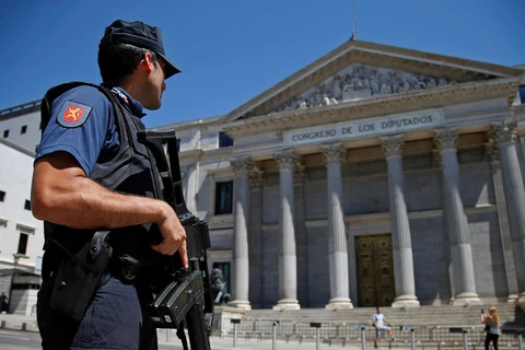 Cảnh sát bảo vệ một địa điểm công cộng ở Barcelona. (Nguồn: Reuters)