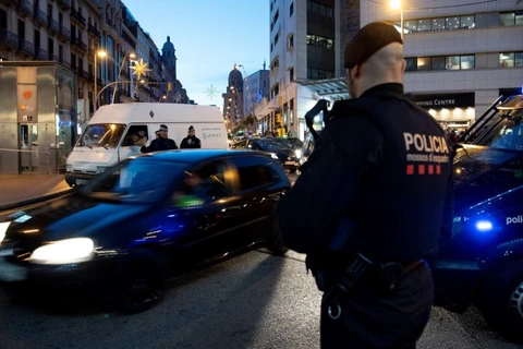 Cảnh sát bảo vệ một địa điểm công cộng ở Barcelona, ngày 24/12. (Nguồn: AFP)
