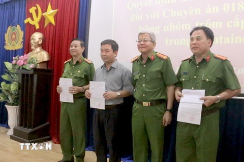 Đại tá Lê Ngọc Phương, Cục phó Cục Cảnh sát hình sự, đại diện Bộ Công an trao quyết định khen thưởng cho các đơn vị tham gia phá án. (Ảnh: Nguyễn Văn Việt/TTXVN)