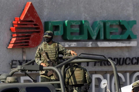 Một binh sỹ Mexico bảo vệ một cơ sở của Pemex. (Nguồn: Reuters)