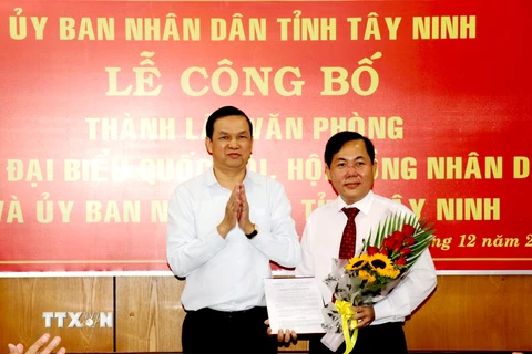 Lãnh đạo tỉnh Tây Ninh trao quyết định bổ nhiệm phụ trách Văn phòng Đoàn đại biểu Quốc hội, Hội đồng Nhân dân và Ủy ban Nhân dân tỉnh cho ông Trương Văn Hùng. (Ảnh: Lê Hoảnh/TTXVN)
