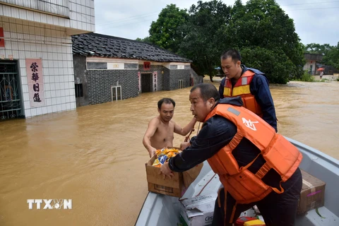 Lực lượng cứu hộ phân phát hàng hóa cứu trợ cho người dân vùng ngập lụt sau bão Mangkhut ở thành phố Dương Xuân, tỉnh Quảng Đông, miền nam Trung Quốc ngày 17/9/2018. (Nguồn: THX/TTXVN)