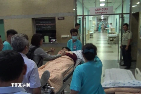 Bệnh nhân được đưa vào khoa Cấp cứu, Bệnh viện Đại học Y dược Thành phố Hồ Chí Minh. (Ảnh: Đinh Hằng/TTXVN)