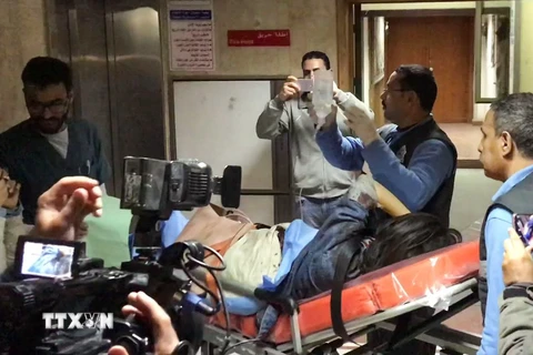 Chuyển nạn nhân người Việt bị thương trong vụ xe chở khách du lịch trúng bom ở tỉnh Ginza tới bệnh viện ở quận Al-Haram chiều tối 28/12. (Nguồn: AFP/TTXVN)