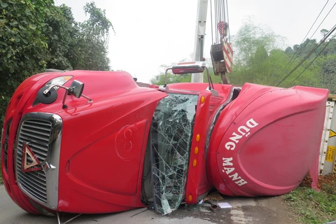 Lật xe ôtô tải làm 3 người thương vong ở tỉnh Quảng Trị